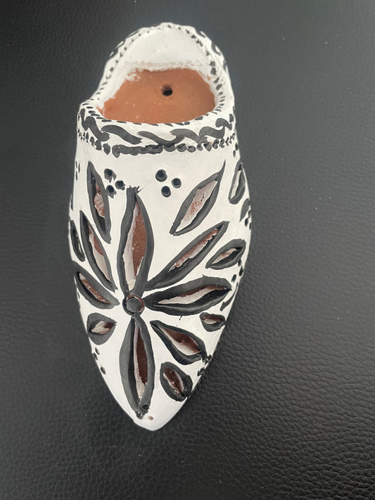 Babouche décorative murale en céramique artisanale – Blanc et noir ajouré