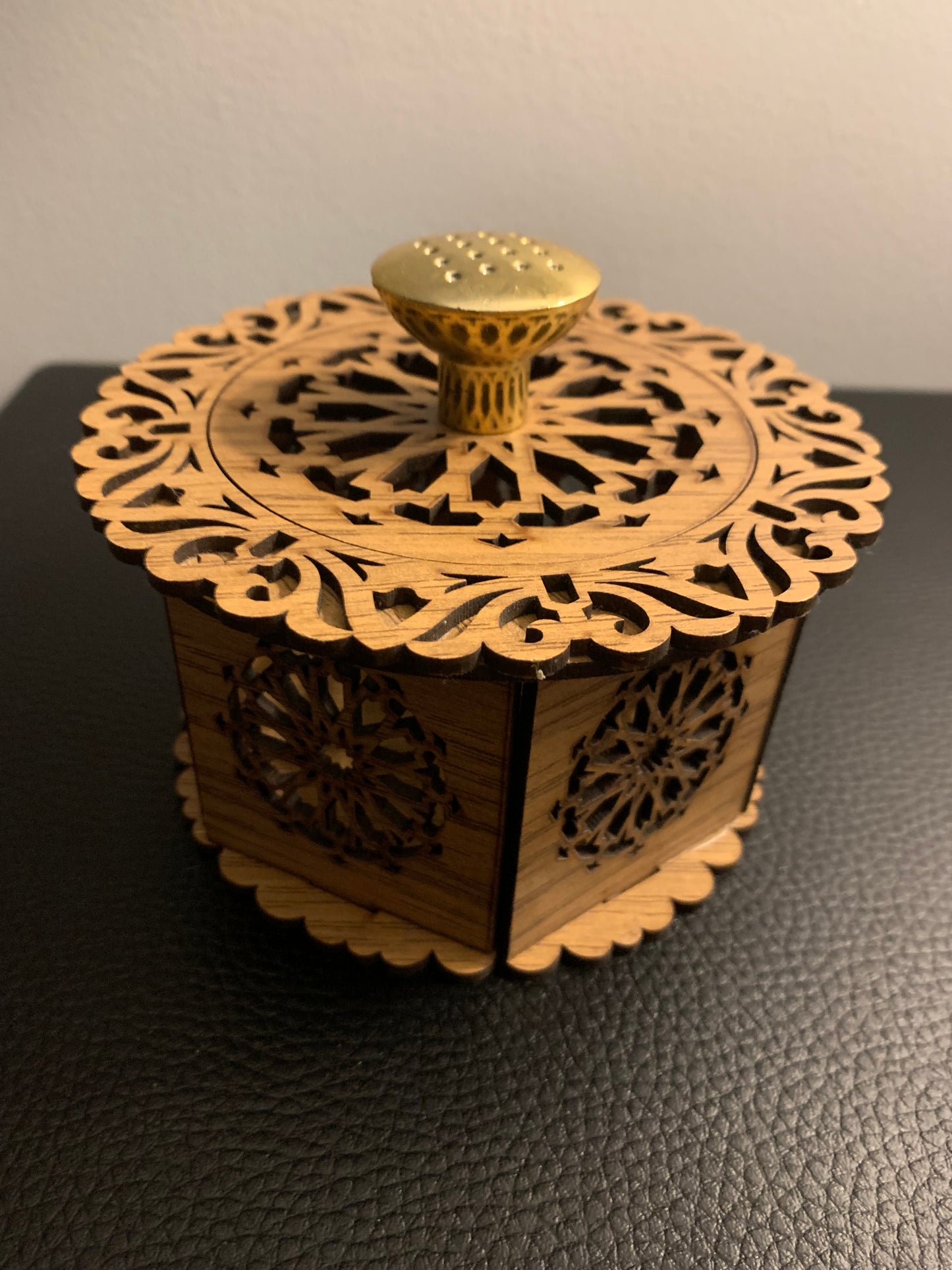 Boîte artisanale en bois ajouré – Motif oriental & poignée dorée