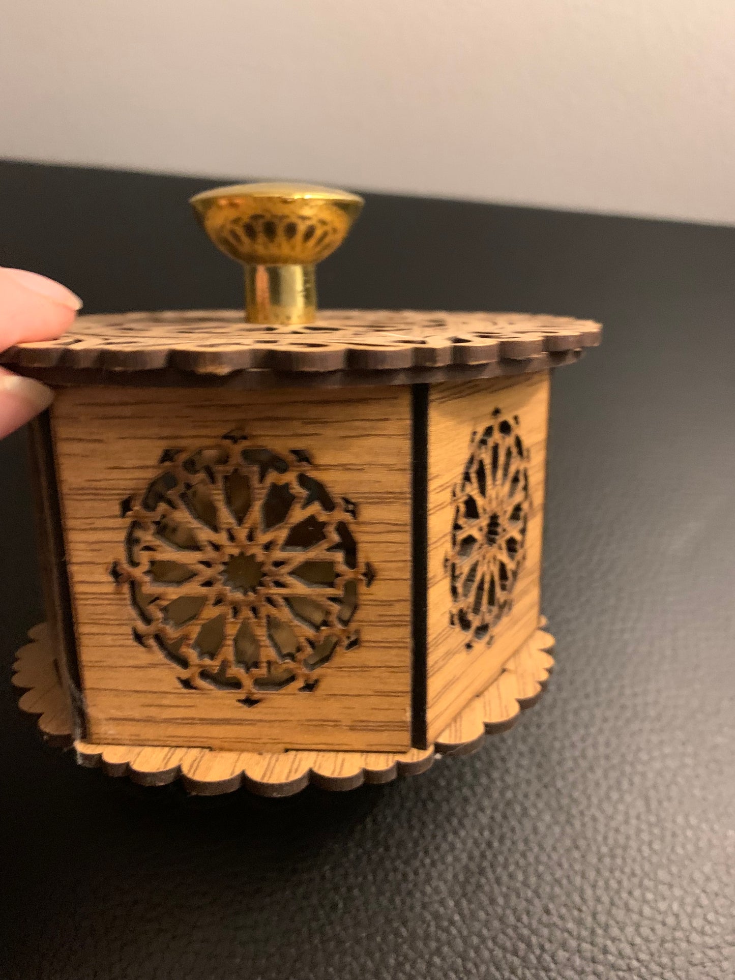 Boîte artisanale en bois ajouré – Motif oriental & poignée dorée