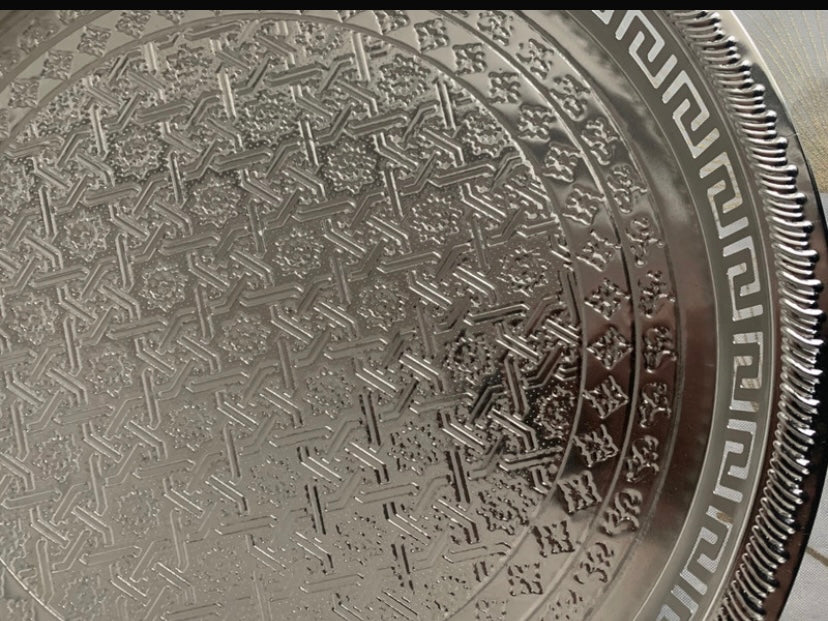 Plateau rond argenté oriental avec poignées – Motifs géométriques gravés