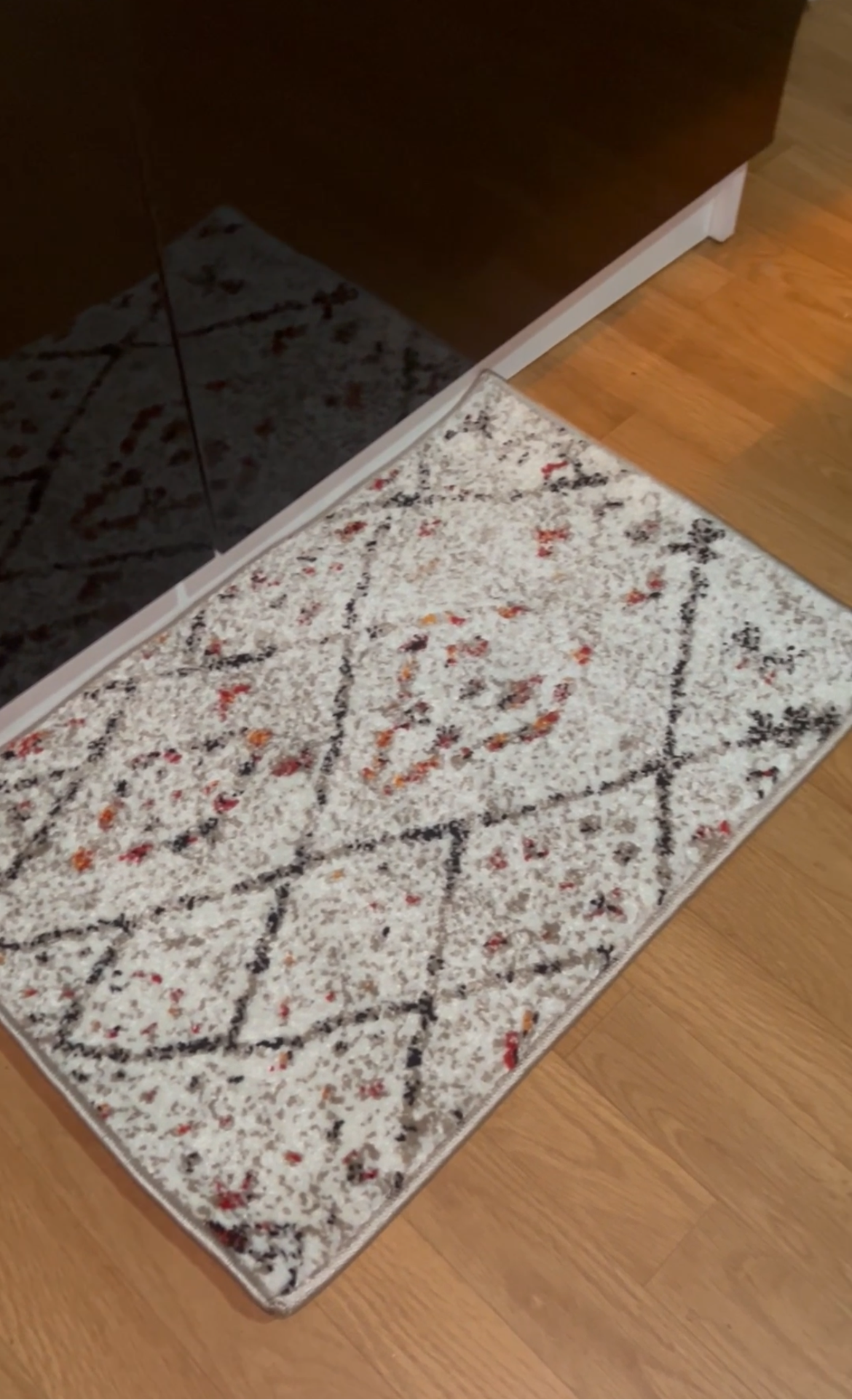 Petit tapis gris à motifs losanges – 40x60 cm – Style moderne et chaleureux