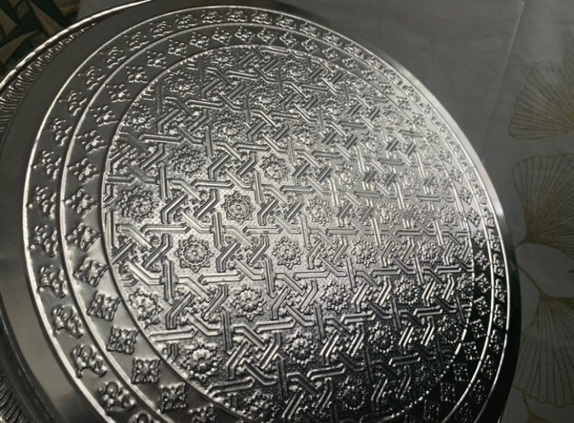 Plateau rond argenté oriental avec poignées – Motifs géométriques gravés