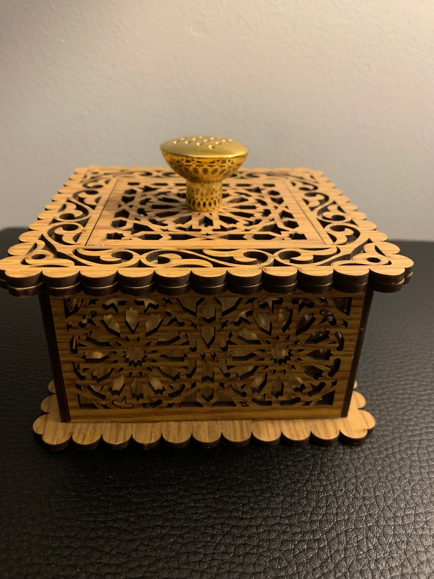 Boîte artisanale en bois ajouré – Forme carrée et poignée dorée