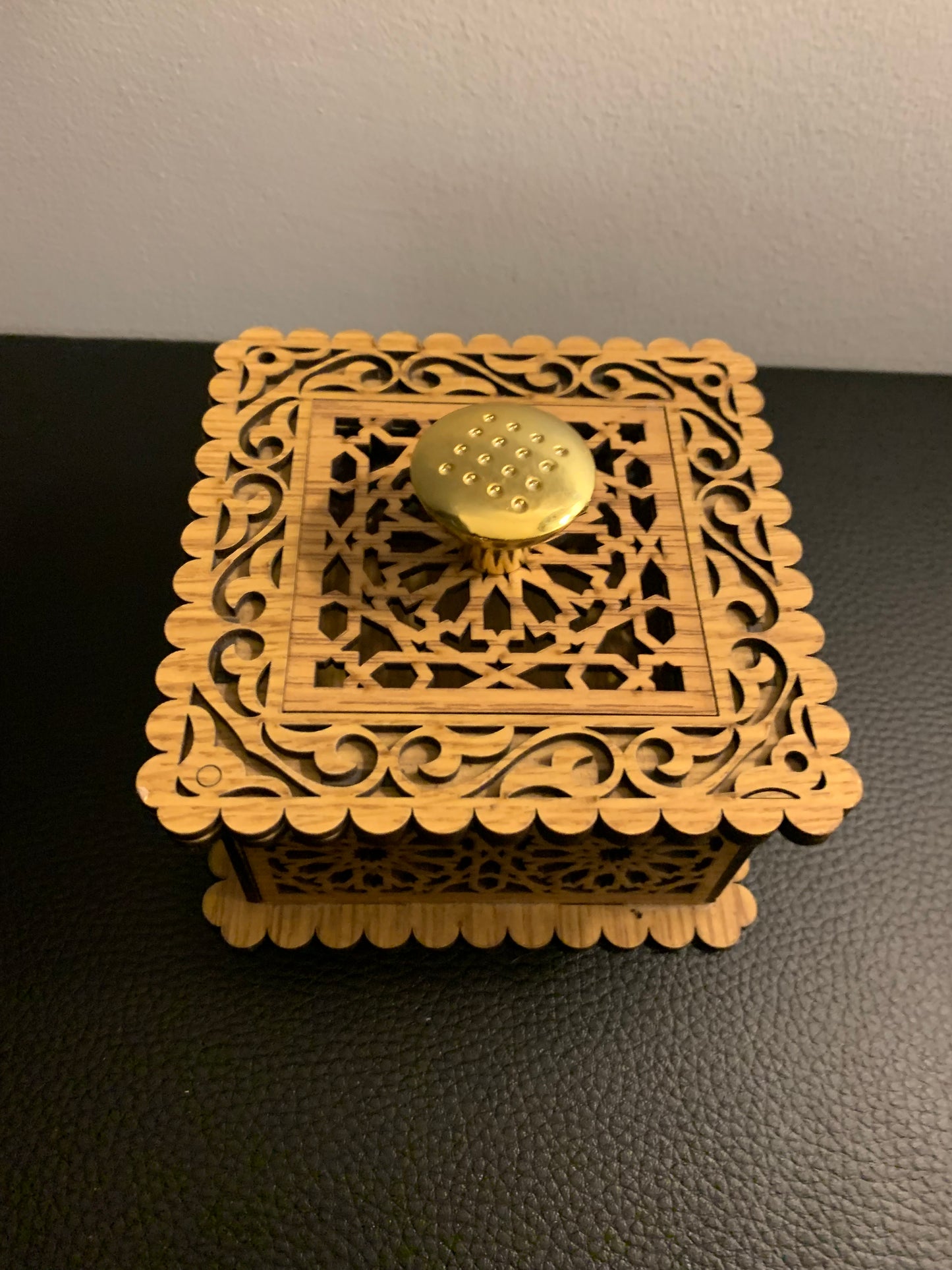 Boîte artisanale en bois ajouré – Forme carrée et poignée dorée