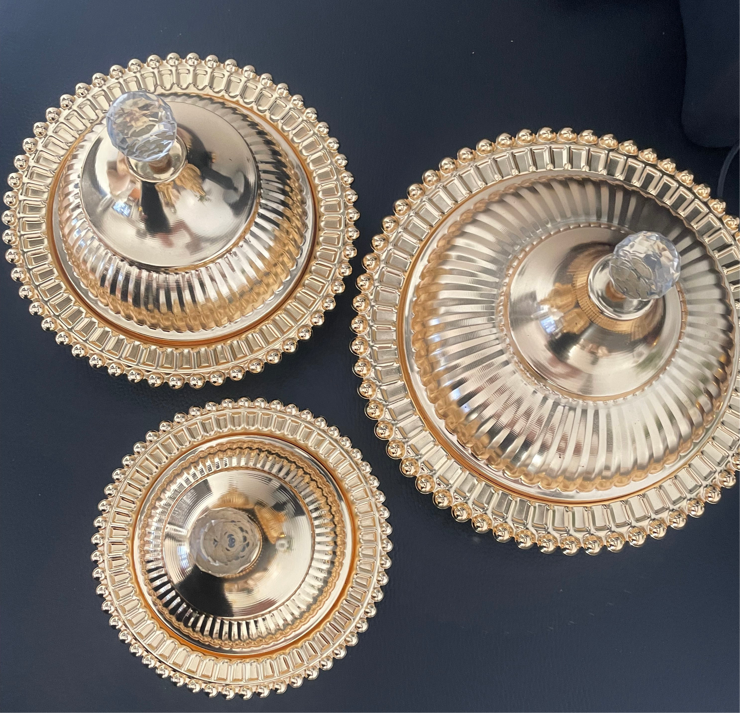 Ensemble de 3 Tajines Décoratifs Dorés – Petit, Moyen et Grand – Style Oriental Chic