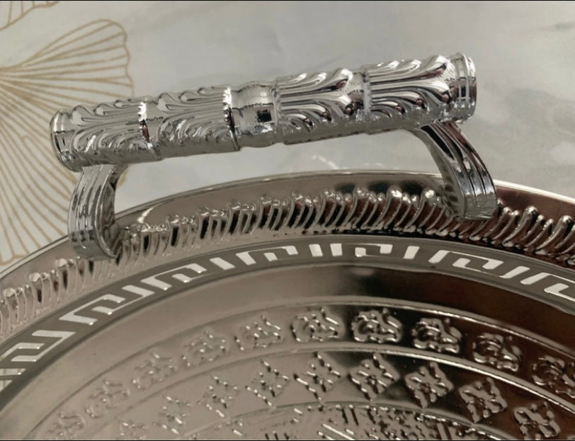 Plateau rond argenté oriental avec poignées – Motifs géométriques gravés