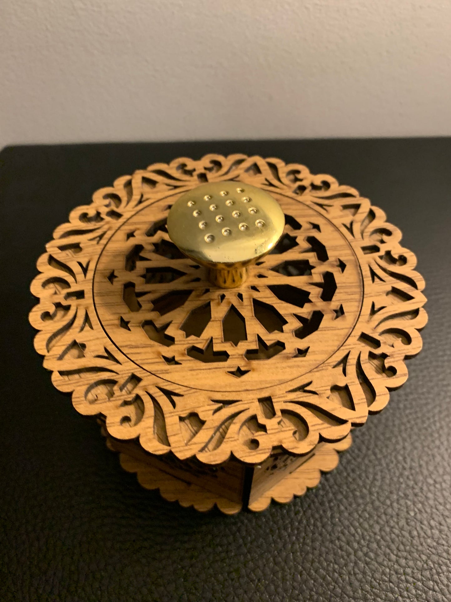 Boîte artisanale en bois ajouré – Motif oriental & poignée dorée