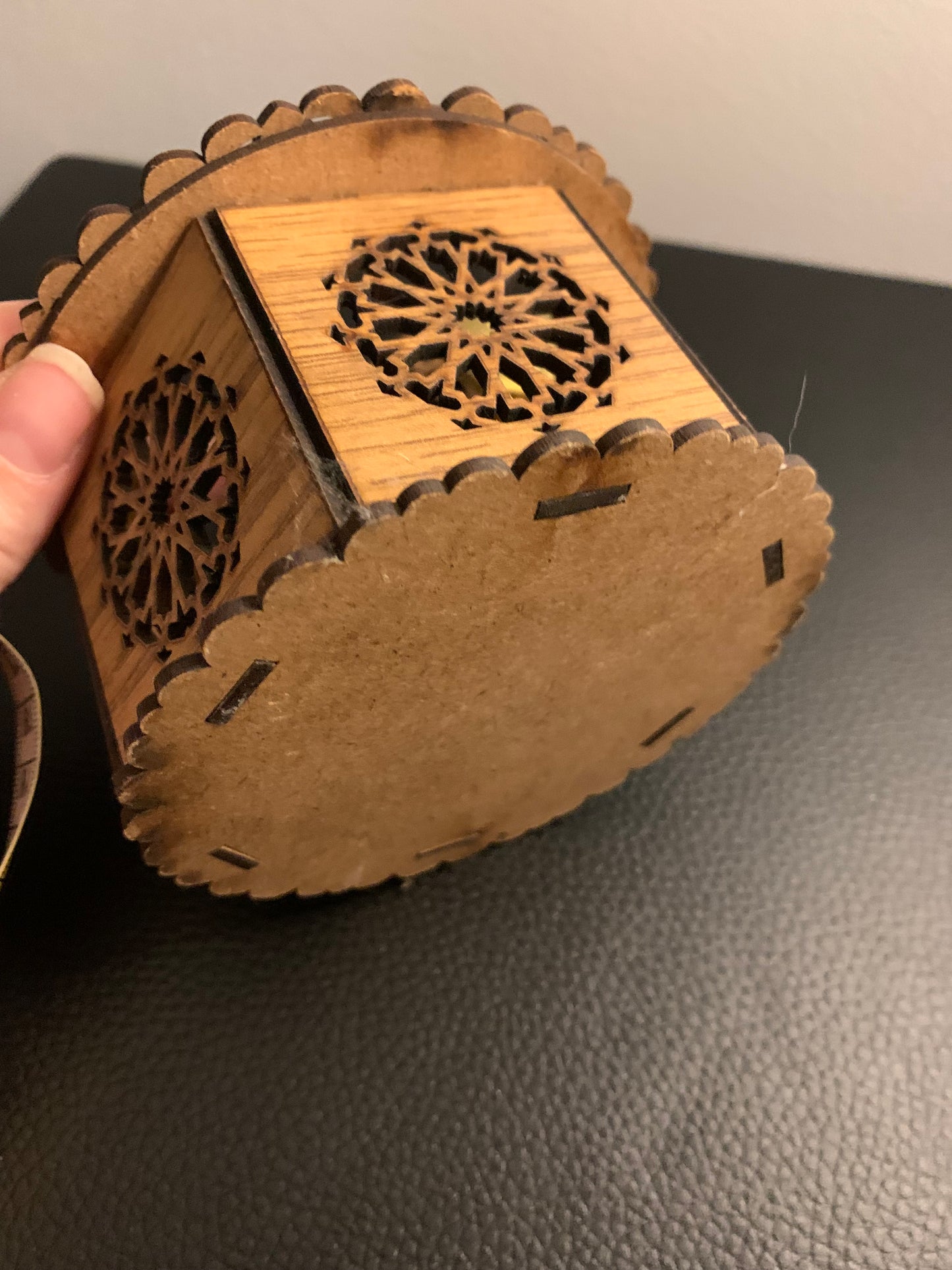 Boîte artisanale en bois ajouré – Motif oriental & poignée dorée