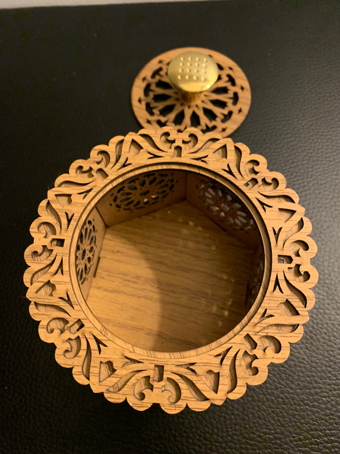 Boîte artisanale en bois ajouré – Motif oriental & poignée dorée