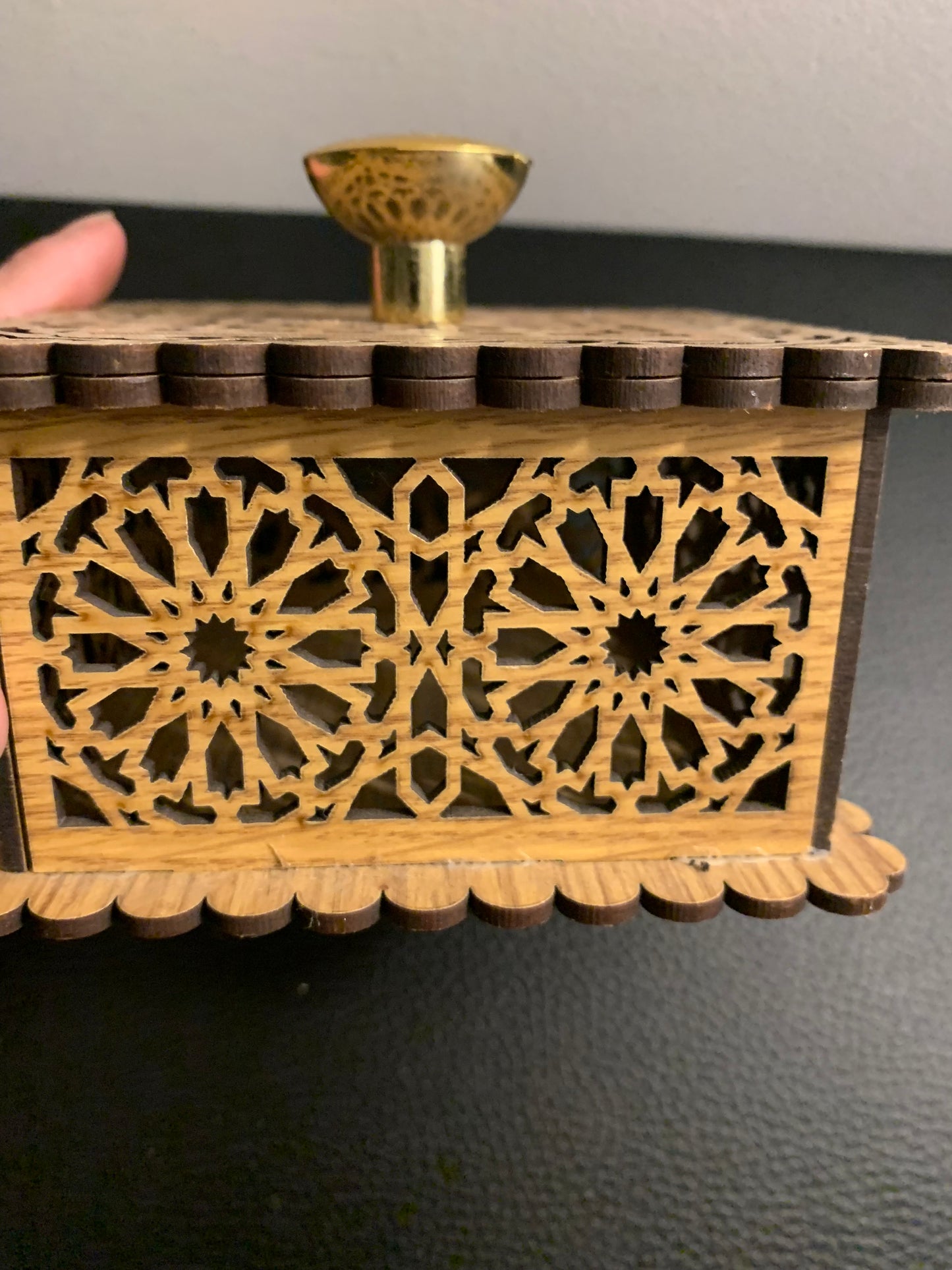 Boîte artisanale en bois ajouré – Forme carrée et poignée dorée