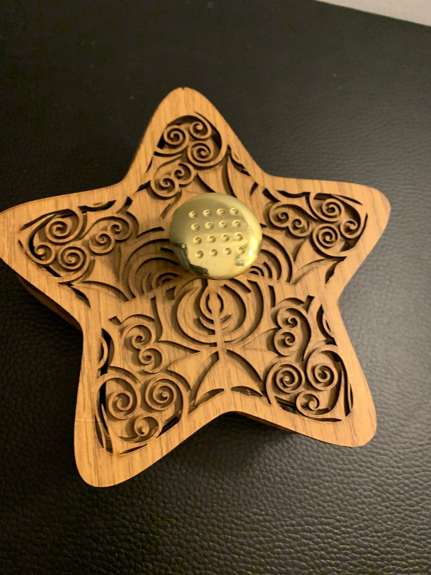 Boîte artisanale en bois – Forme étoile et poignée dorée