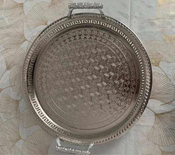 Plateau rond argenté oriental avec poignées – Motifs géométriques gravés