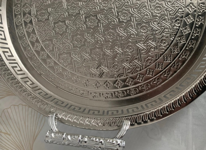 Plateau rond argenté oriental avec poignées – Motifs géométriques gravés