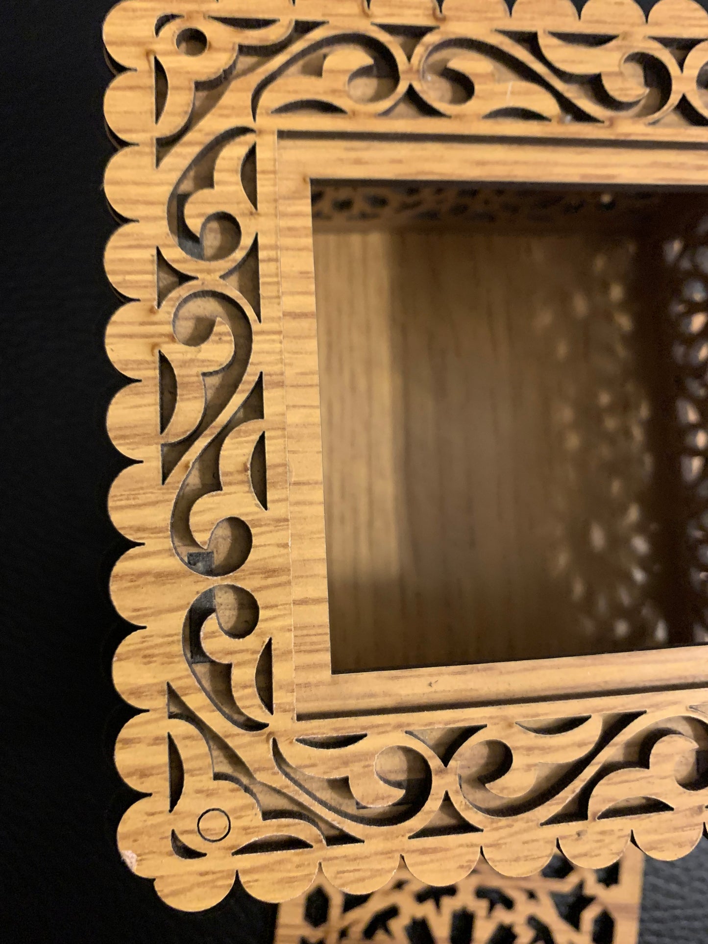 Boîte artisanale en bois ajouré – Forme carrée et poignée dorée