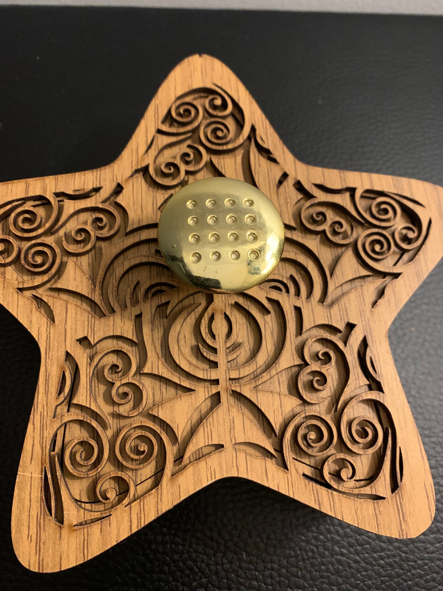 Boîte artisanale en bois – Forme étoile et poignée dorée