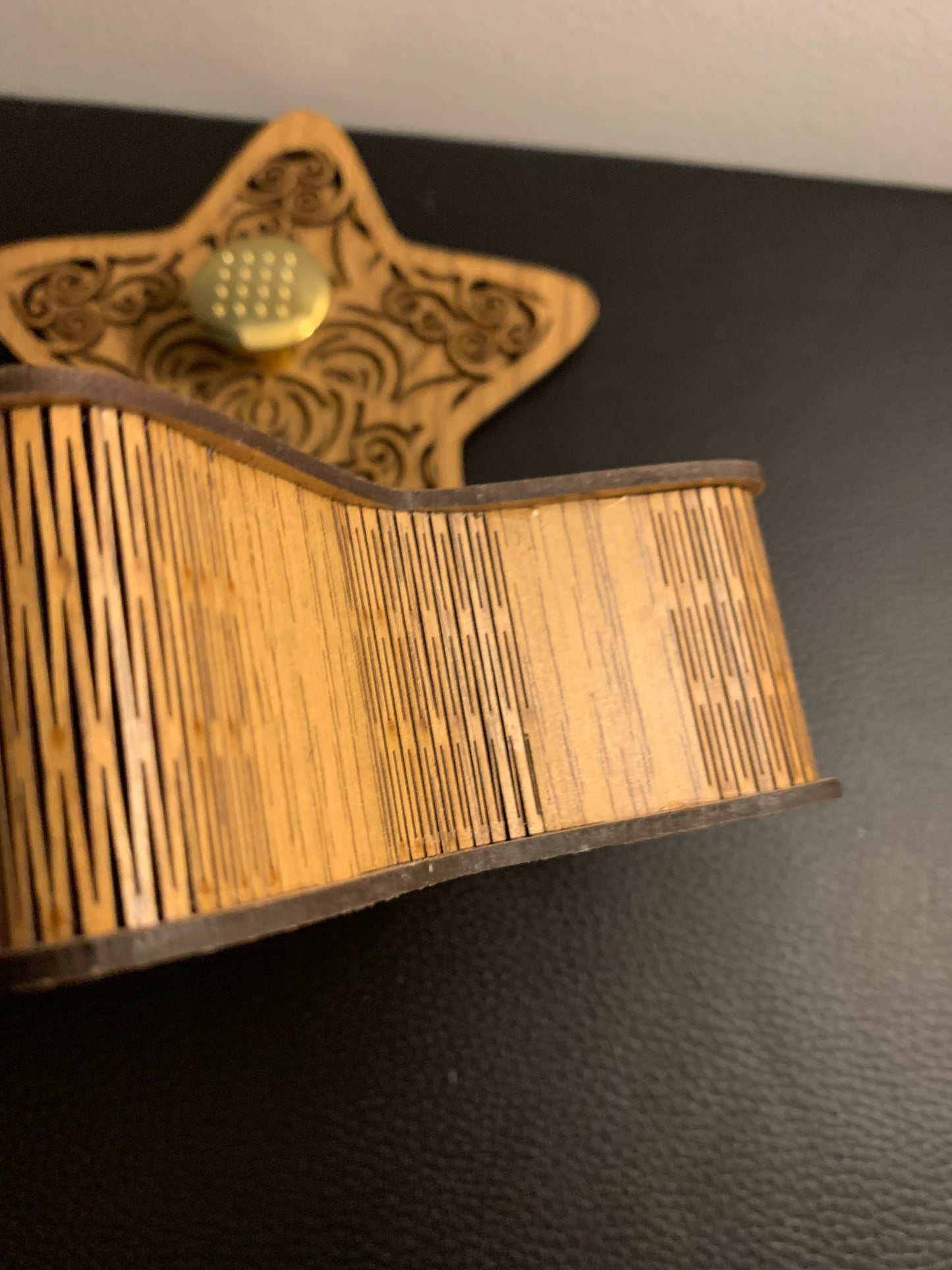 Boîte artisanale en bois – Forme étoile et poignée dorée