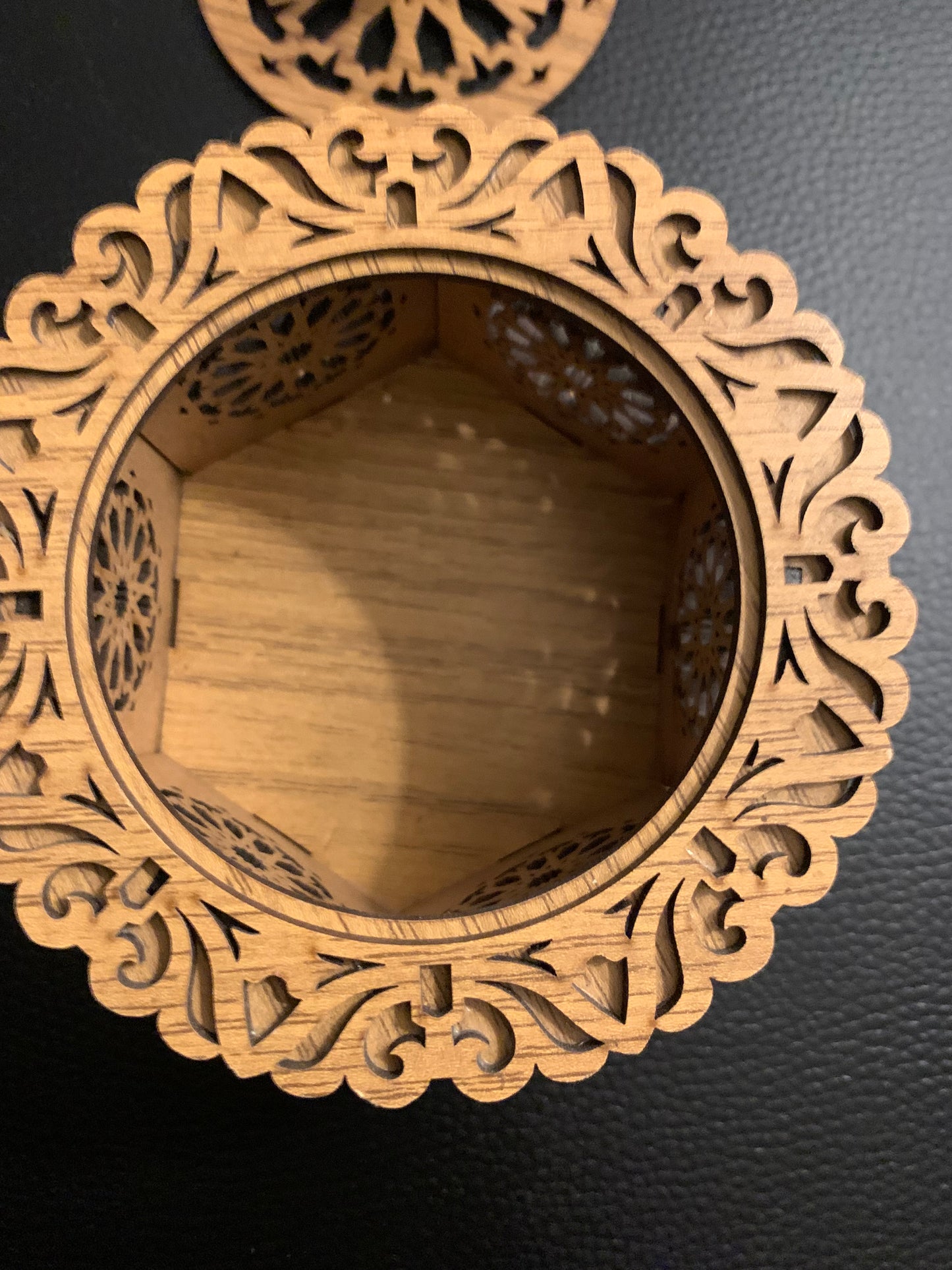 Boîte artisanale en bois ajouré – Motif oriental & poignée dorée