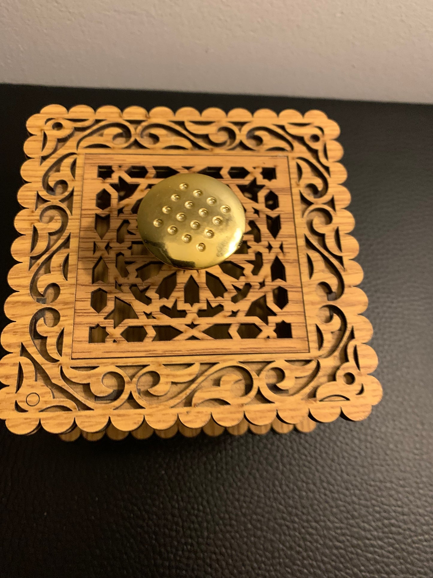 Boîte artisanale en bois ajouré – Forme carrée et poignée dorée