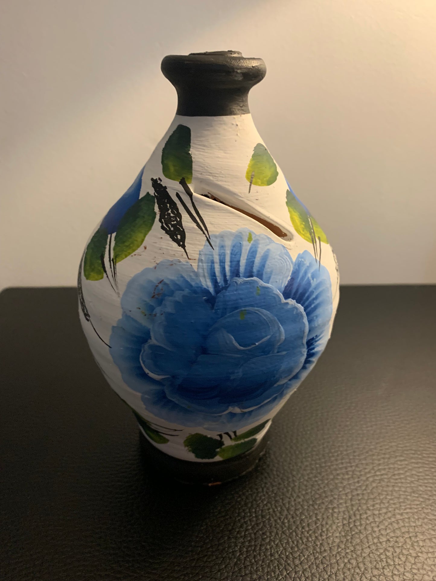 Tirelire en terre cuite peinte à la main - motif fleur bleue