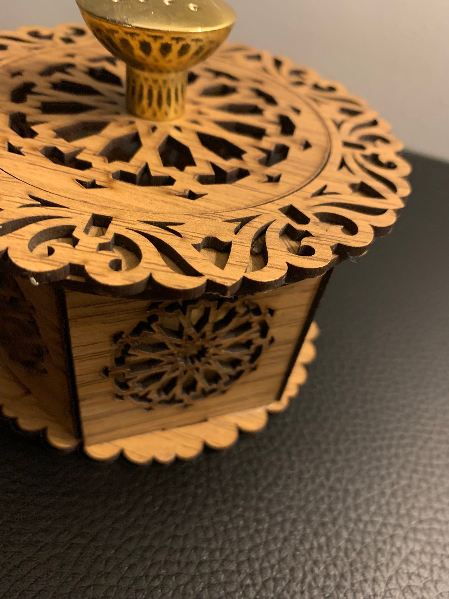 Boîte artisanale en bois ajouré – Motif oriental & poignée dorée