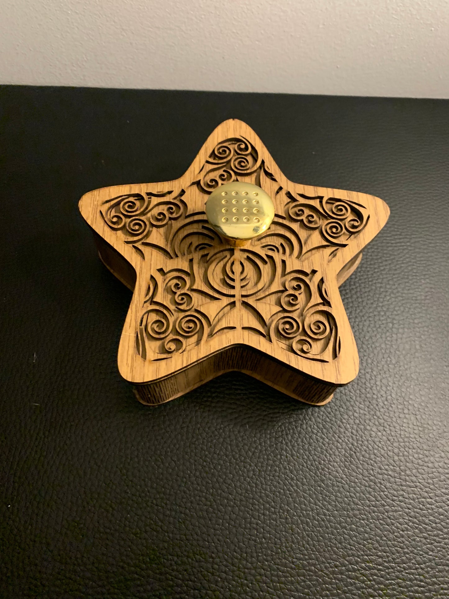 Boîte artisanale en bois – Forme étoile et poignée dorée