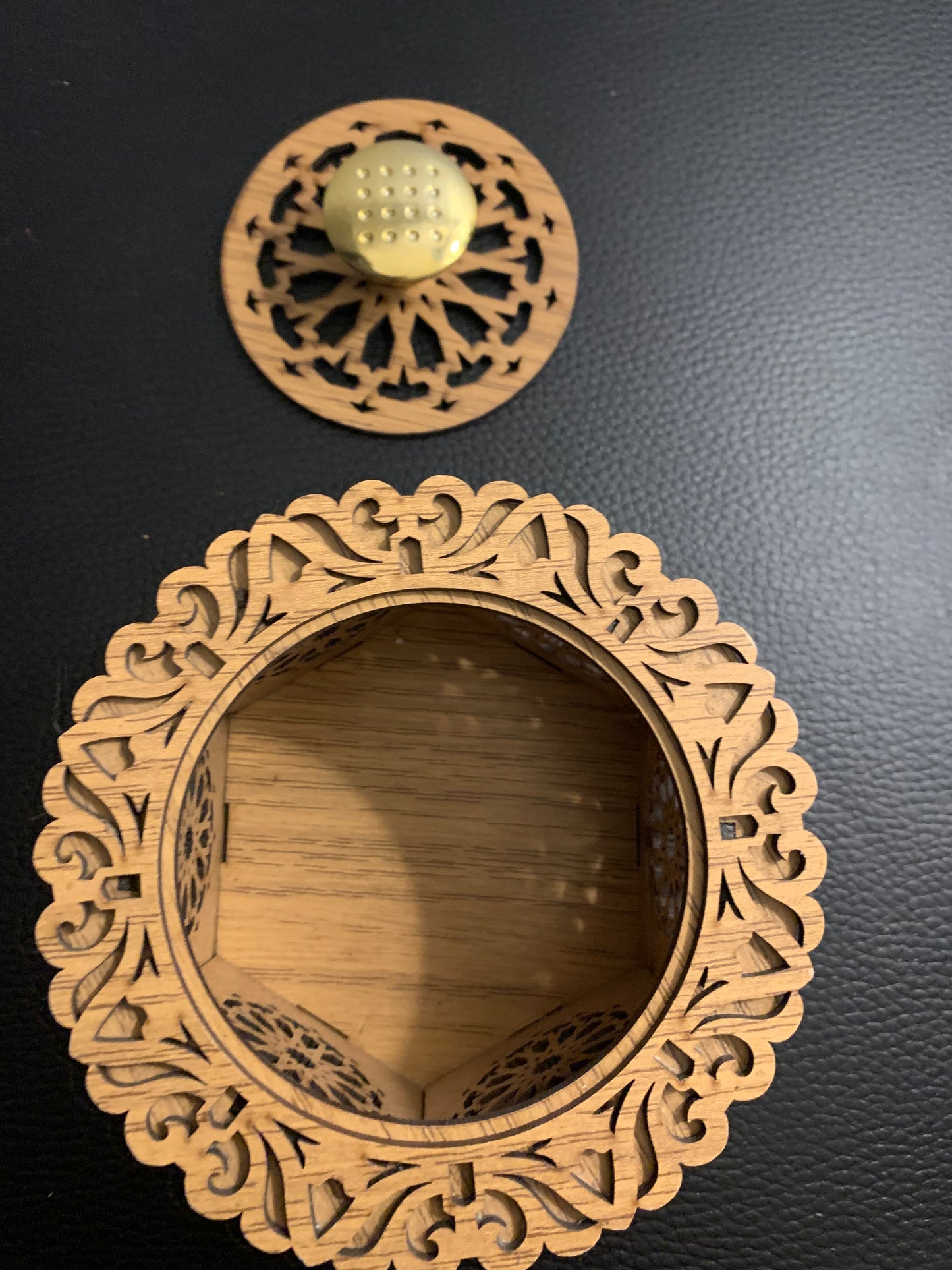 Boîte artisanale en bois ajouré – Motif oriental & poignée dorée