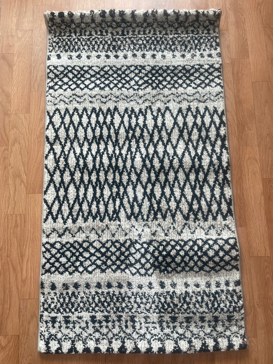 Tapis moderne à motifs géométriques noir et blanc – 60x110 cm – Style berbère