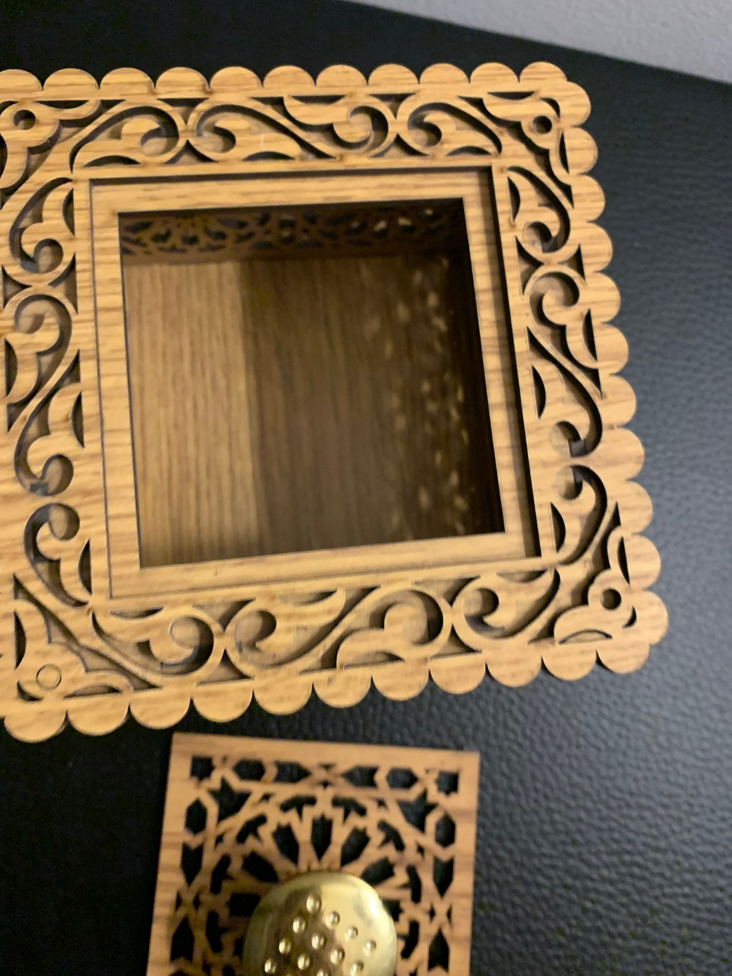 Boîte artisanale en bois ajouré – Forme carrée et poignée dorée