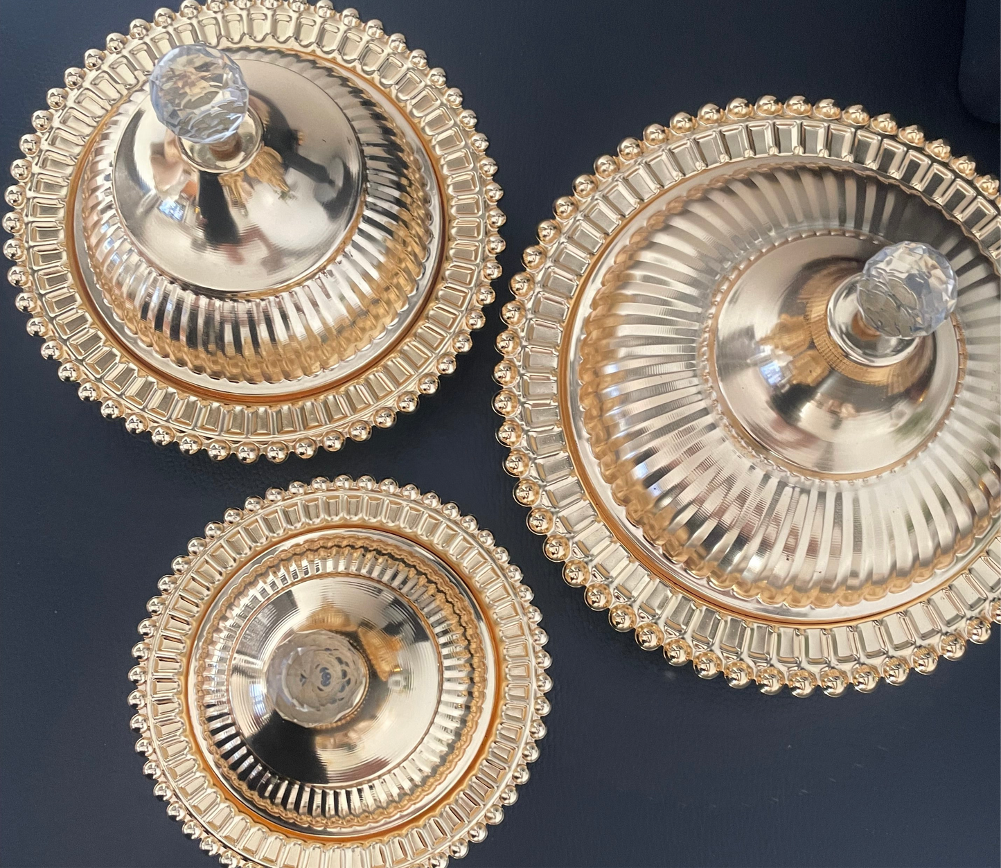 Ensemble de 3 Tajines Décoratifs Dorés – Petit, Moyen et Grand – Style Oriental Chic