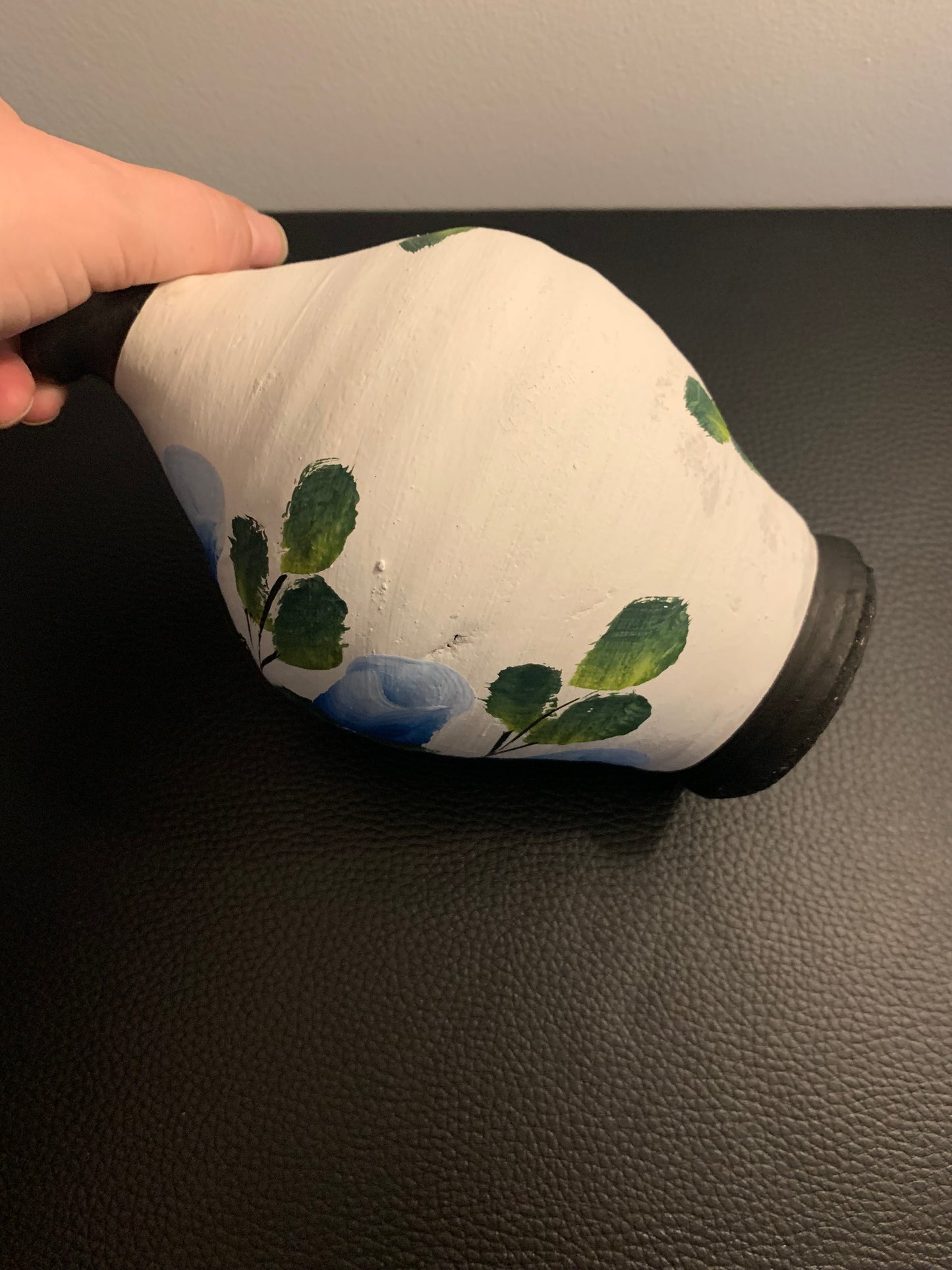 Tirelire en terre cuite peinte à la main - motif fleur bleue