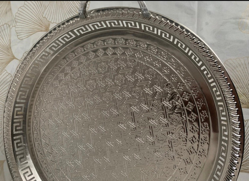 Plateau rond argenté oriental avec poignées – Motifs géométriques gravés