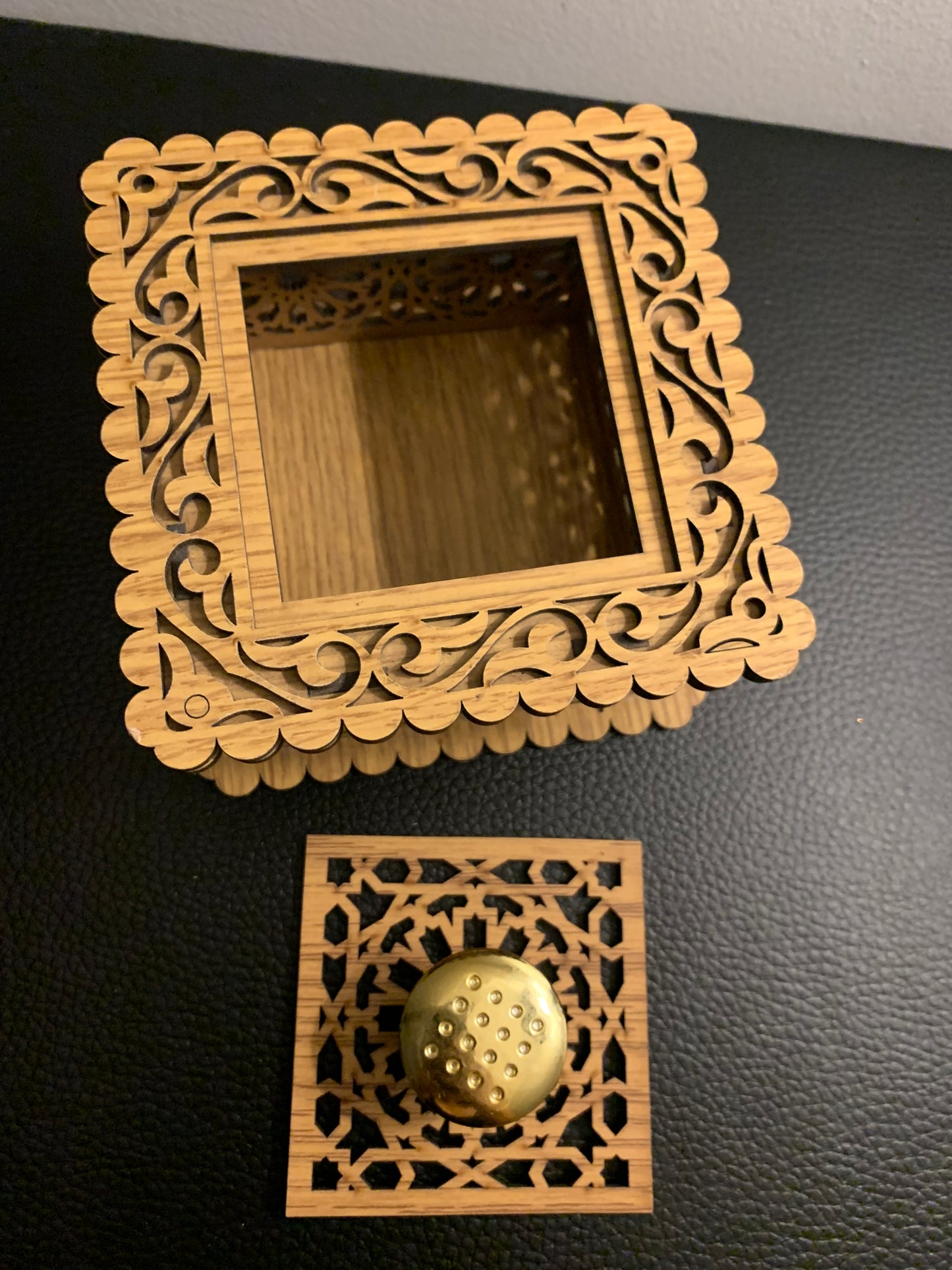 Boîte artisanale en bois ajouré – Forme carrée et poignée dorée