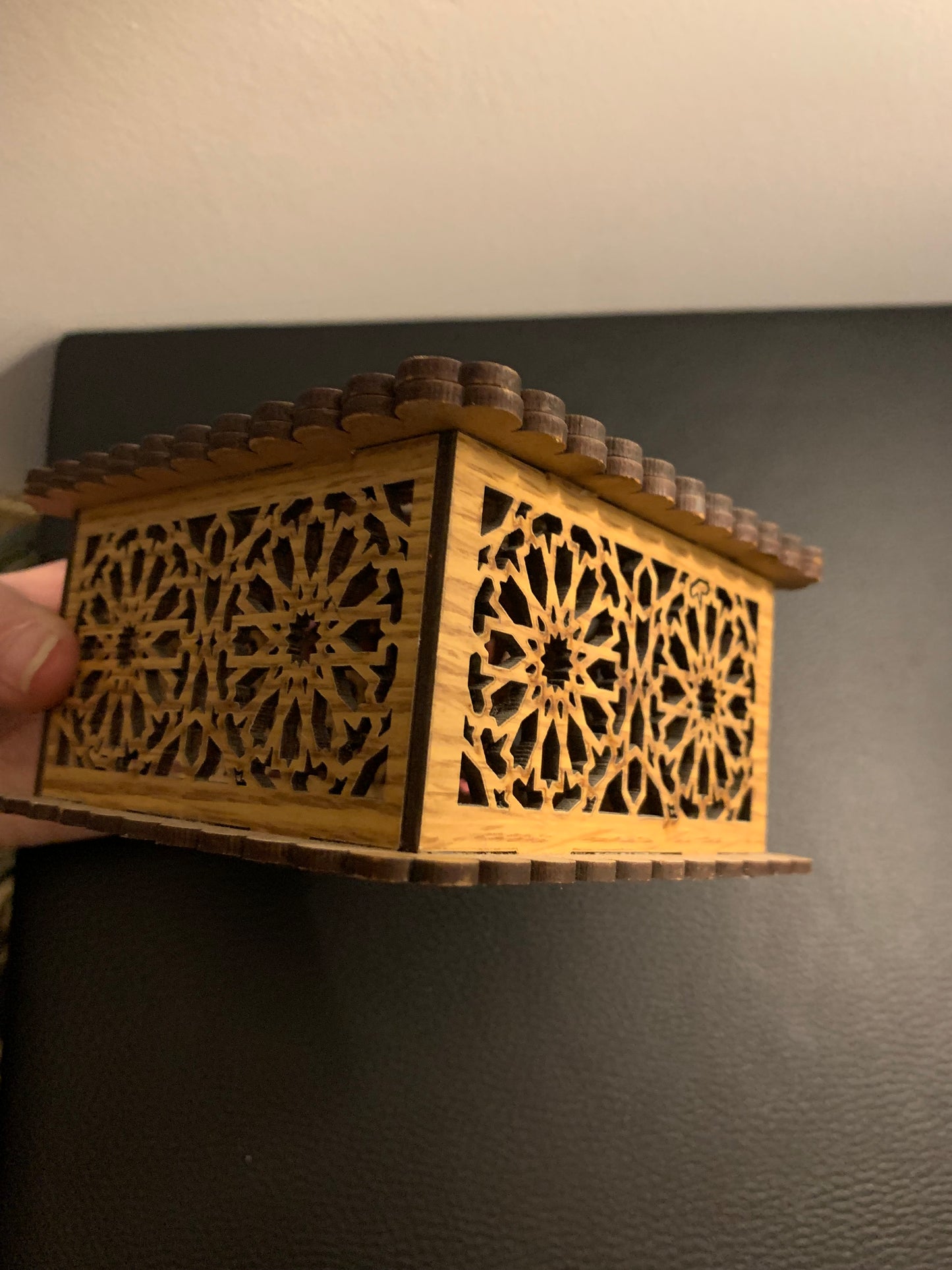 Boîte artisanale en bois ajouré – Forme carrée et poignée dorée