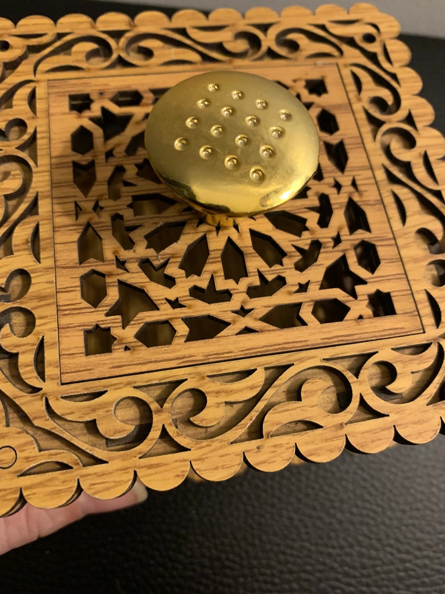 Boîte artisanale en bois ajouré – Forme carrée et poignée dorée