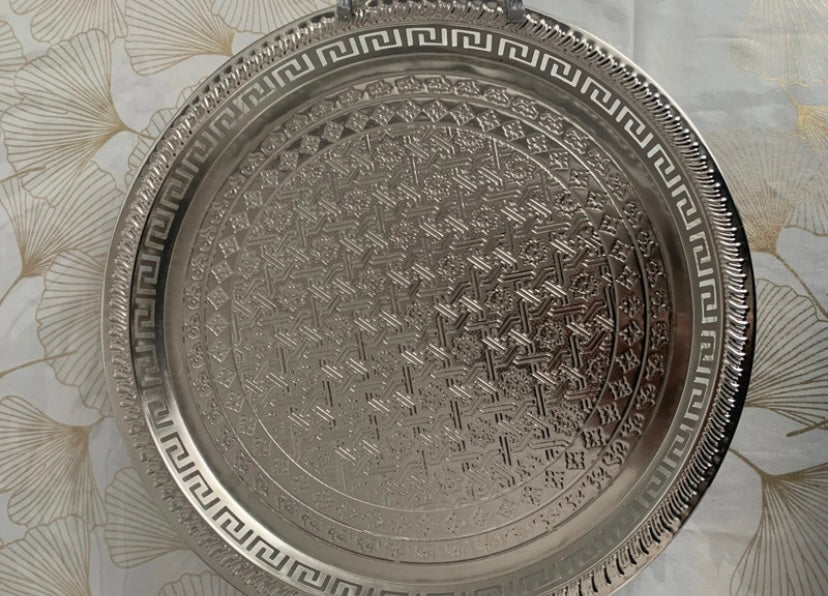 Plateau rond argenté oriental avec poignées – Motifs géométriques gravés