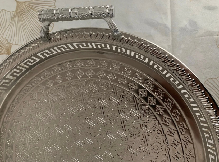 Plateau rond argenté oriental avec poignées – Motifs géométriques gravés