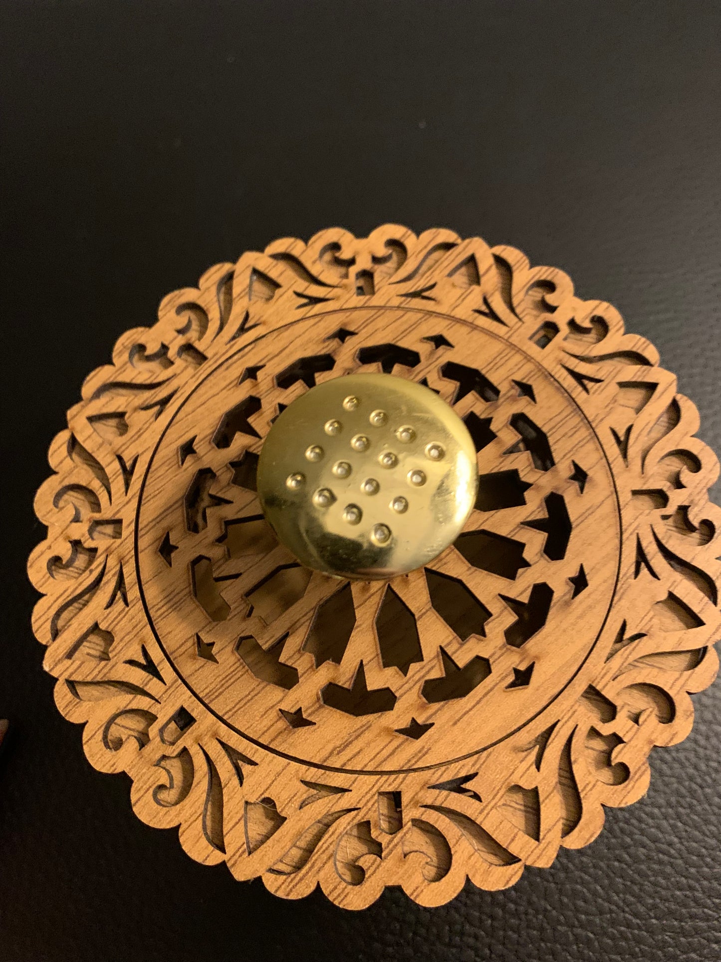 Boîte artisanale en bois ajouré – Motif oriental & poignée dorée