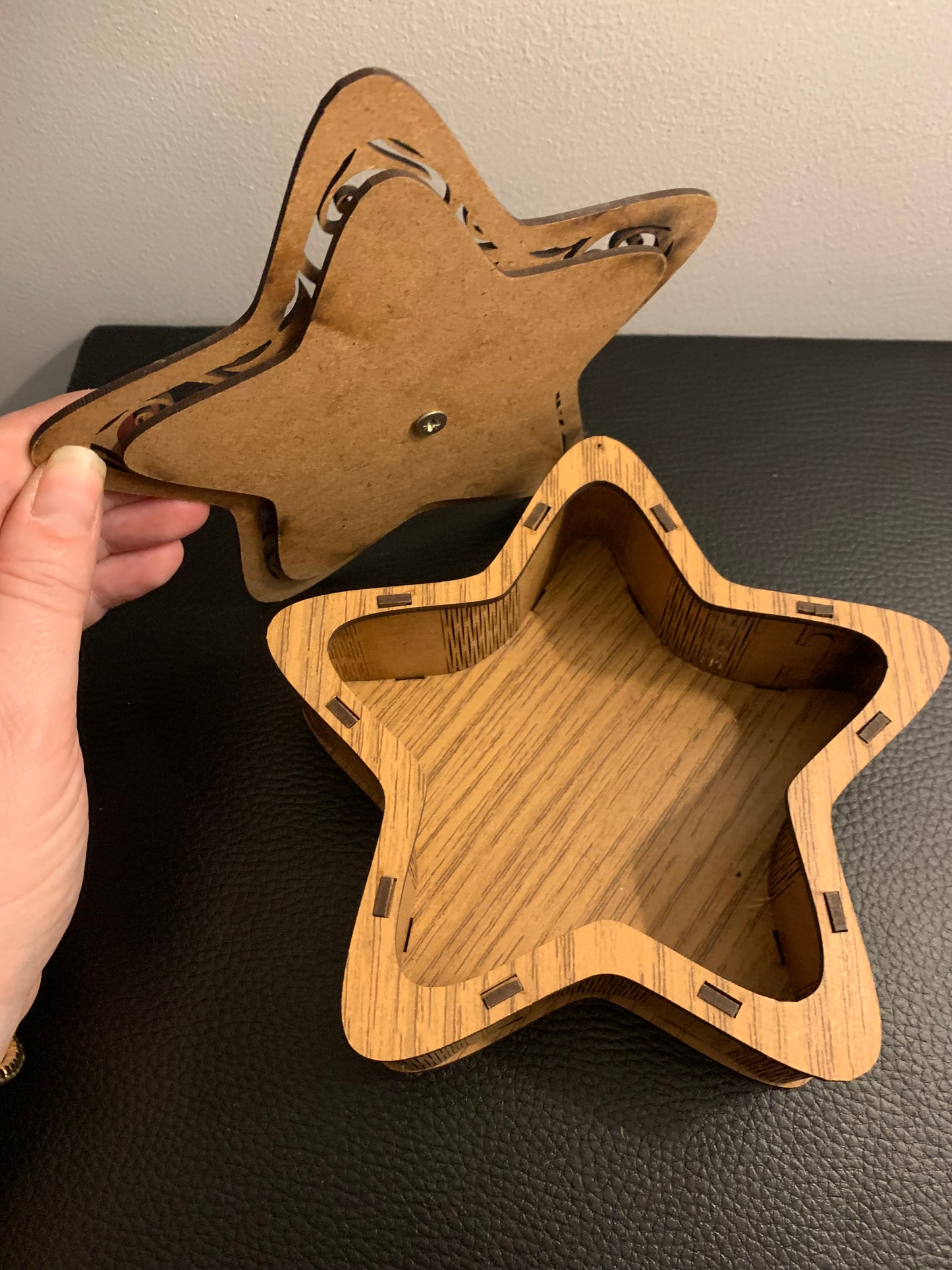 Boîte artisanale en bois – Forme étoile et poignée dorée